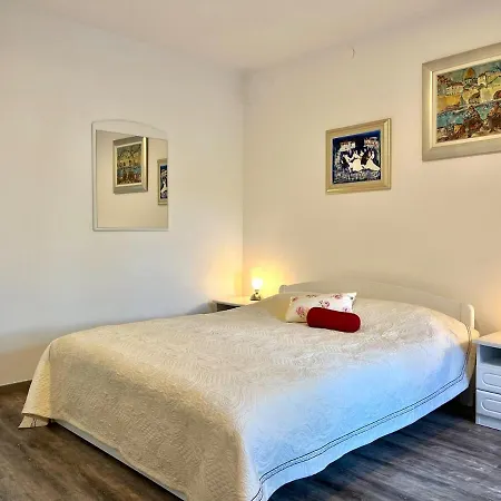 Center - With Private Terrace 1 דירה קאבטאט