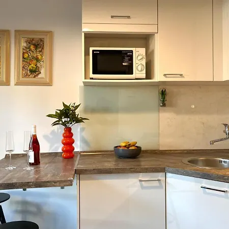 Center - With Private Terrace 1 דירה *