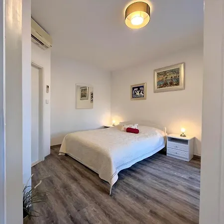 Center - With Private Terrace 1 شقة